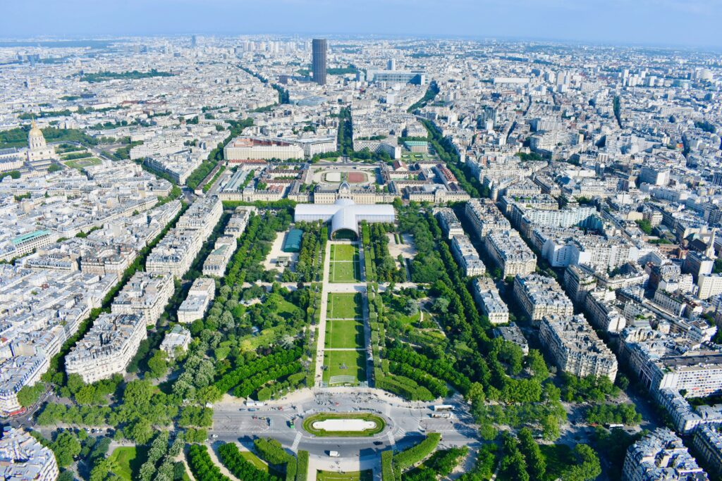 Parc du Champ de Mars em frente à Torre Eiffel - Paris, França